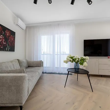 Old Town River With Balcony & Parking By Renters Daire